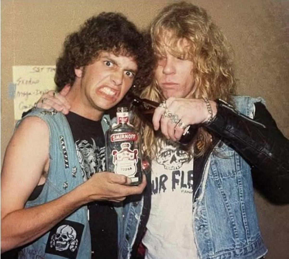 bazillionpoints's tweet photo. James Hetfield gives MURDER IN THE FRONT ROW coauthor Harald Oimoen responsible drinking lessons backstage at an EXODUS show circa 1984 ⚡
https://t.co/B5pOZeNM7u
#jameshetfield #ridethelightning #killemall #haraldoimoen #thrash #thrashmetal #exodusband #yourflesh #metal https://t.co/7E3moJBltP