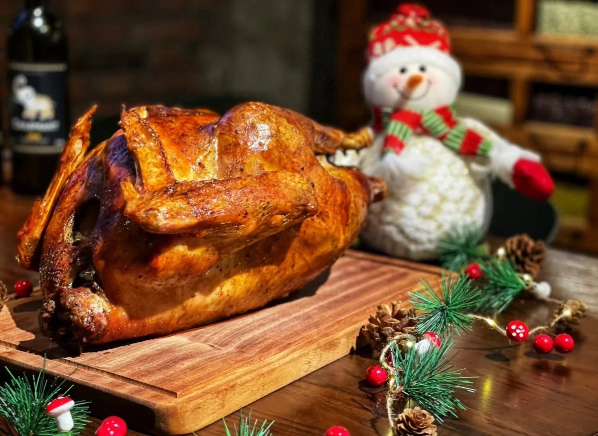 DewaDenada's tweet photo. Thanksgiving Feast Alert! Juicy roasted turkey, creamy mashed potatoes, warm pumpkin pie—your perfect holiday comfort is here. Limited spots, book now! https://t.co/KpmvL4uqm6