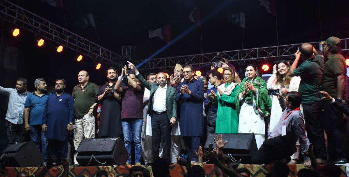 allaboutmqm's tweet photo. برنس روڈ ٹاؤن متحدہ قومی موومنٹ پاکستان کی جانب سے 79ویں جشن آزادی کی تقریب میں چئیرمین ڈاکٹر خالد مقبول صدیقی ،سینئیر مرکزی رہنما ڈاکٹر فاروق ستار ،مرکزی کمیٹی ، اراکین قومی و صوبائی اسمبلی کی شرکت ۔
پرچم کُشائی کی اور جشن آزادی کا کیک کاٹا۔    #JashneAzadi    #MQMPakistan https://t.co/3p5Qs1YegF