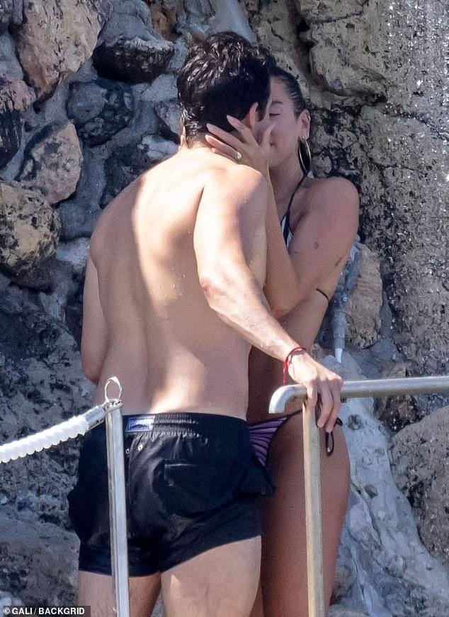 VKOrbit2's tweet photo. Dua Lipa &amp; Callum Turner enjoying a romantic beach moment together. https://t.co/BAeoNMAoOU