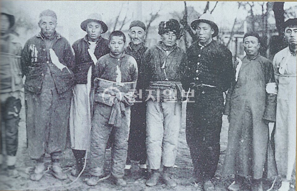 FatTailLabs's tweet photo. 1938년 간도에서 일경에게 체포되어 처형을 기다리고 있는 대한독립군 병사들. 이들은 생매장 방식으로 처형되었다.

넷우익 일각에서 소위 반일 교육이니 뭐니 얘기하지만 대한민국 내 그 어떤 교육에서도 '일본을 싫어하라'고 가르치는 교육이란 건 없어. 대신에 우리는 이들을 기억하고 이들의 역사에 대해 배울 뿐이야. 나라가 위기에 빠졌을 때 목숨을 걸고 분연하게 일어난 사람들.

이건 국가의 존립을 위해서 당연한 거야. 생각해봐. 국가가 위기에 빠졌을 때 사사로운 이익을 위해 국가를 배신한 자를 기억해야 할 지. 아니면 자신의 목숨마저 바쳐 국가를 지키려고 애쓴 사람을 기억해야 할 지.

그 대상이 일본이든 중국이든, 그 대상이 무엇이든 상관 없어. 우리는 대한민국을 지켜준 사람들을 기억할 뿐이야. 대한민국을 지켜준 사람이라면 일본인도 상관 없어. 대한민국 독립유공자 명단은 일본인(가네코 후미코)으로 시작해서 일본인(후세 다쓰지)으로 끝나.