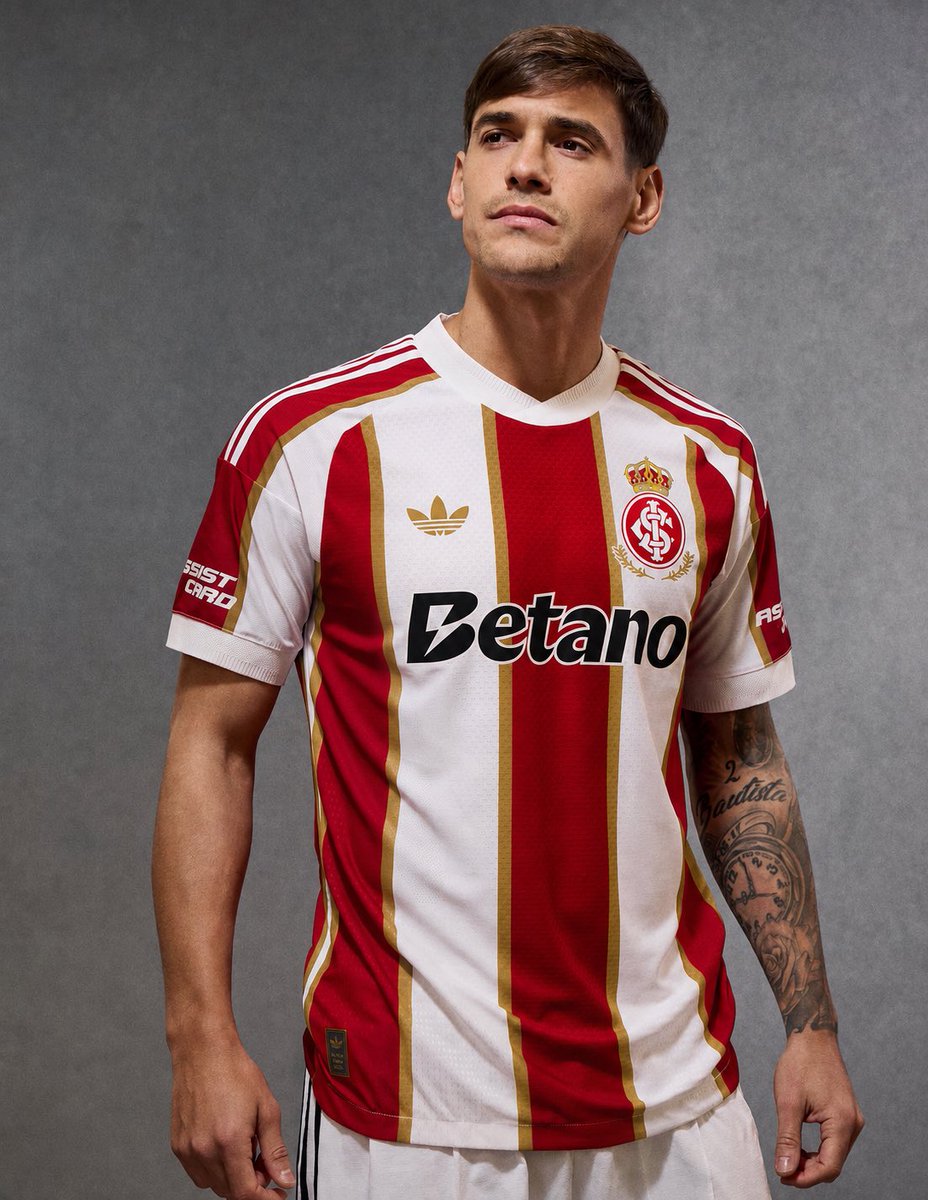 RafsRibeiro1909's tweet photo. Inspirada no lançamento do River Plate

Na nossa vez a Adidas coloca a porra de um dragão na camisa https://t.co/8vLwBwy6Rs
