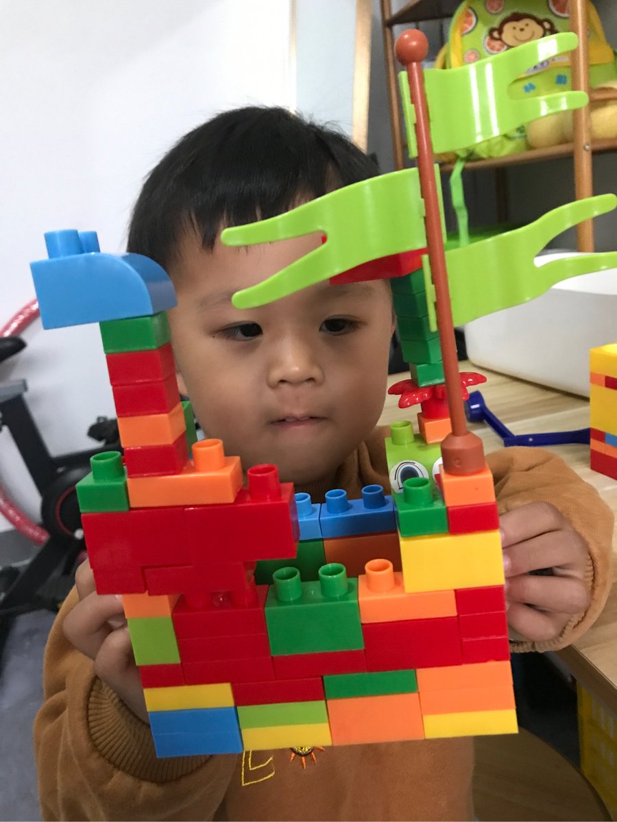 BingIcecy's tweet photo. [Toddler + I = 30 mins of building block fun! We didn’t get the tower tall, but we built tons of smiles.  #ParentKidFun]， https://t.co/44DhucY3SK