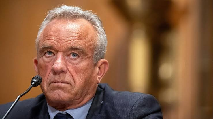Farmaenfurecida's tweet photo. El secretario de salud de EEUU, Robert F. Kennedy Jr. estuvo implicado en una de las peores tragedias sanitarias recientes en el Pacífico.

Samoa, 2018. Dos bebés mueren tras administrarle la vacuna triple vírica. 

El pánico cunde. Las autoridades paralizan la vacunación.

Un mes después se descubre la causa: las enfermeras prepraron mal la vacuna. La mezclaron con un anestésico.

Pero era tarde: vacunación paralizada durante 10 meses. Desconfianza hacia las vacunas. La tasa de vacunación de sarampión pasa del 74% al 31%.

Aquí entra nuestro hombre.