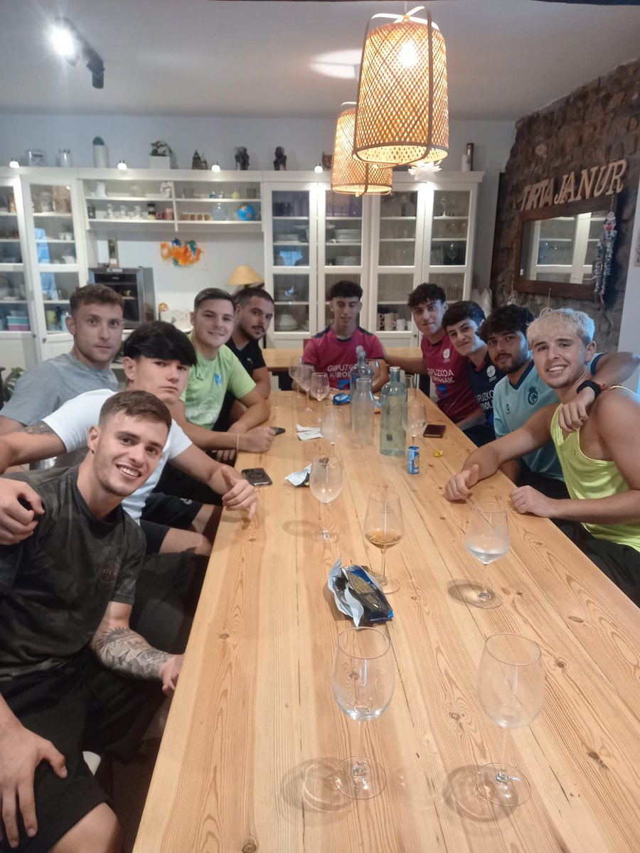 LAUBURUKEIBARRA's tweet photo. #goazenlauburu #2b #2627d #t2627
Talde jarduera entreno-asteari amaiera emateko, tartean paella ere bai. Hasiera bikaina, lehen egunetik talde-kohesioa lantzen.

Actividad d grupo para cerrar la semana d entrenos con paella incluida.  Trabajando la cohesión grupal desde el día 1 https://t.co/JCa4klcuvN