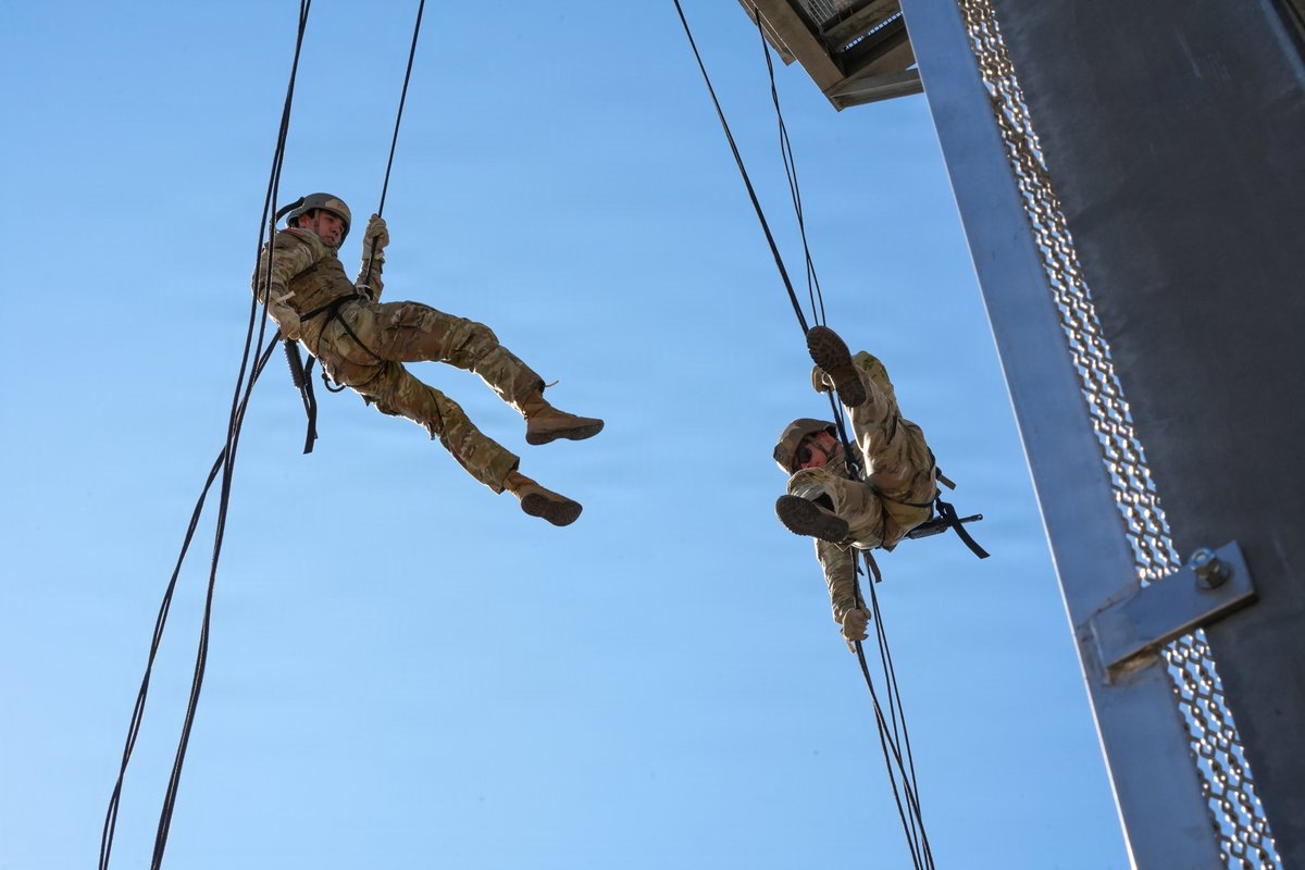 First the tower. Then the aircraft.

Air Assault School Soldiers at Grafenwoehr built the control and confidence on the rappel tower before taking the next step to the Black Hawk.

#ThisIsUSAREURAF | #7thATC | #AASSAULT https://t.co/P9fsiQ6Bna
