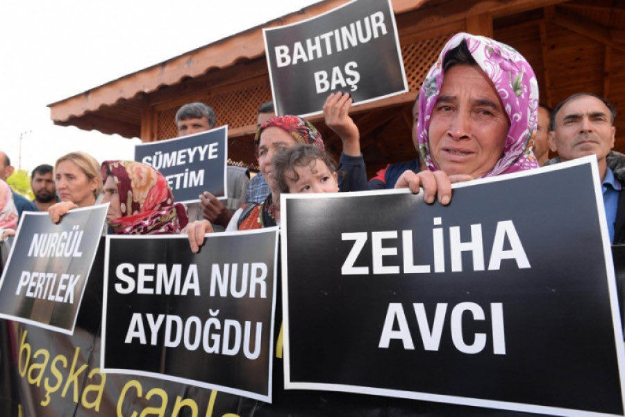 ToplumsalMht110's tweet photo. Süleymancılar Dosyası : Aladağ Yurt Yangını Davası

Adana’nın Aladağ ilçesinde devlet yurdunun yıkılıp yerine cemaat yurdunun açılmasının ardından, Süleymancılara ait ruhsatsız yurtta çıkan yangında 11 çocuk hayatını kaybetmiş, 24 çocuk yaralanmıştı. 

Aladağ yurt davasında sanıkların avukatı Ahmet Gökçen, Süleymancılara yönelik operasyonlar kapsamında gözaltına alındı.

Süleymancıların avukatı Ahmet Gökçen aynı zamanda Marmara Üniversitesi’nde “Bu Suça Ortak Olmayacağız” bildirisini imzalayan barış akademisyenlerinin ihraç edilmesini öneren komisyonda yer alan isimlerden biriydi.

Aladağ yurt yangını davasında sanıkların tamamı tahliye edilirken hiçbir kamu görevlisi yargılanmadı. Çocuklarını yangında kaybeden ailelerin avukatı Can Atalay ise hapishanede.

Ailelerin aktarımına göre, ilçedeki 10 yıllık devlet yurdunun yıkılmasıyla aileler cemaat yurduna mecbur bırakıldı.

Devlet yurdu yıkıldığında çocuklarının nerede kalacağını soran ailelere İlçe Milli Eğitim Müdürlüğü tarafından cemaat yurdunun adresi gösterildi. Bu nedenle bazı ailelerin Aladağ’daki cemaat yurdunu devlet yurdu zannettiği belirtildi.

Yurtta babaların erkek oldukları gerekçesiyle kız çocuklarını görmelerine izin verilmediği, çocukların her gün uzun saatler boyunca ağır din eğitimine tabi tutulduğu, akşamları ders çalışmak isteyen çocuklara izin verilmediği ve çocuklara “Kız çocuklarının okuması günah zaten” denildiği aktarıldı.