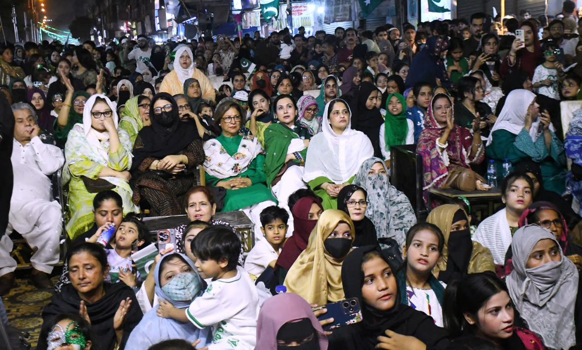 allaboutmqm's tweet photo. Huge crowd gathered to celebrate Independence day at Burns Road Town #MQMPakistan #جشن_آزادی_مبارک #پاکستان_زندہ_باد https://t.co/F6aHMn82ls