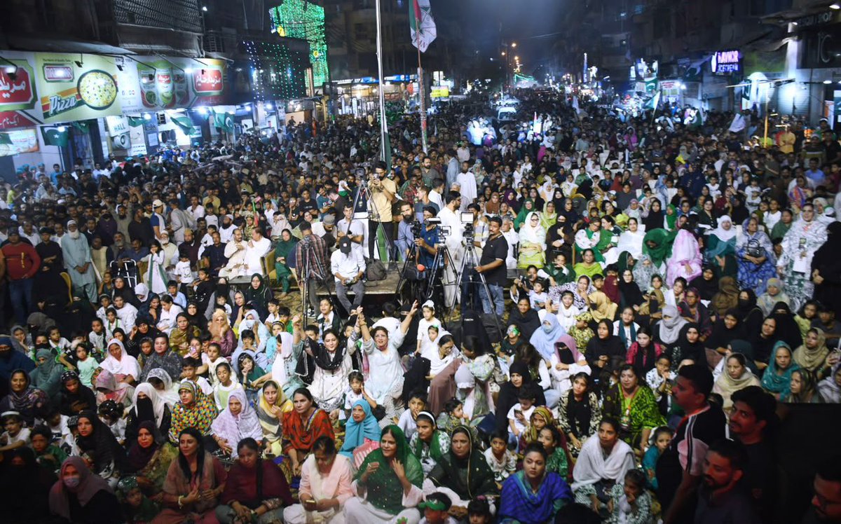 allaboutmqm's tweet photo. Huge crowd gathered to celebrate Independence day at Burns Road Town #MQMPakistan #جشن_آزادی_مبارک #پاکستان_زندہ_باد https://t.co/F6aHMn82ls