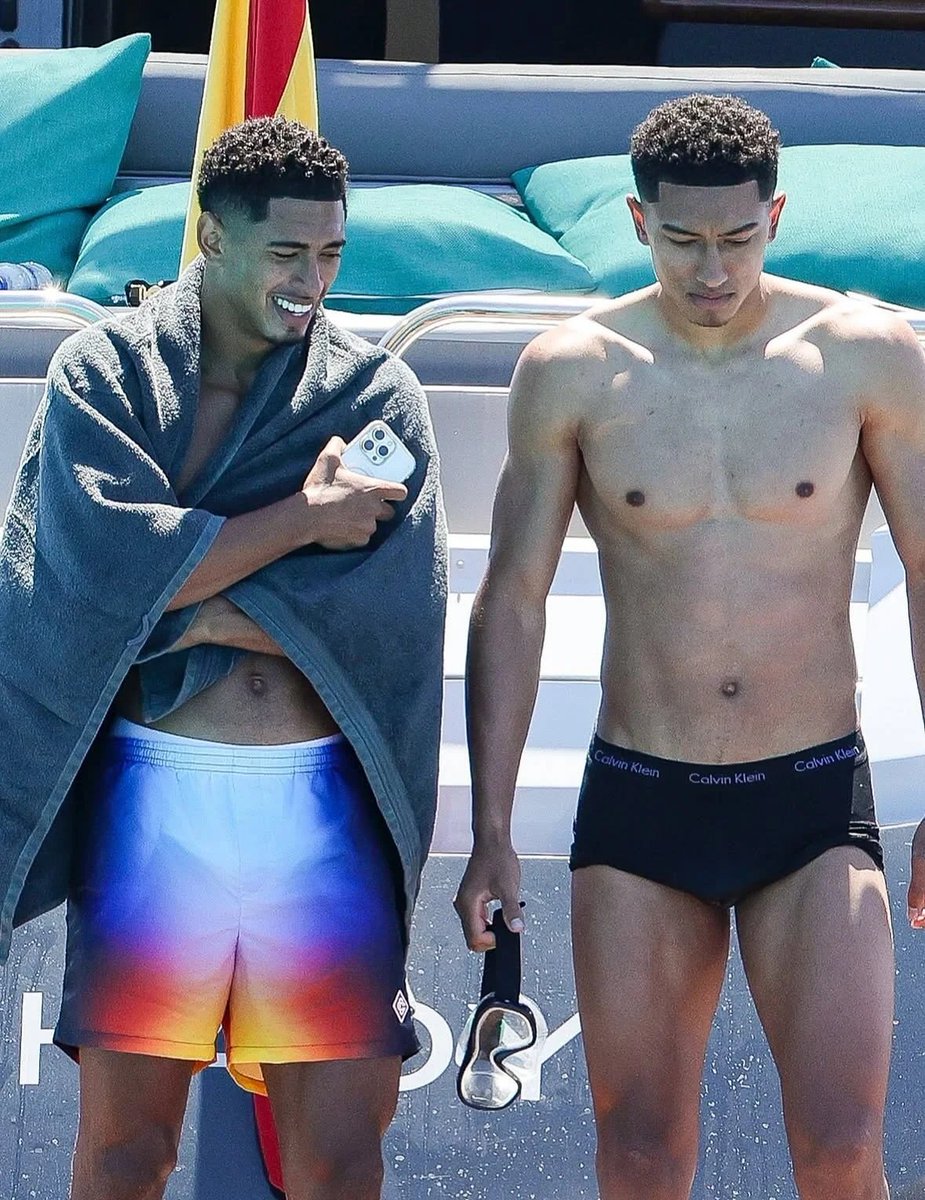 denjb7's tweet photo. lmao, Jude with a towel and his swim shorts and Jobe just in his boxers, he dgaf 
these are the things that fr prove who is the omega brother https://t.co/RMiMjOINPB