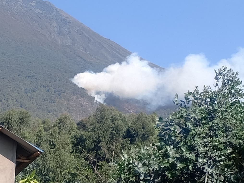 ChroniclesRW's tweet photo. UPDATE: Fire has been burning on Mount Muhabura all day since morning https://t.co/9q8qy9bZIY