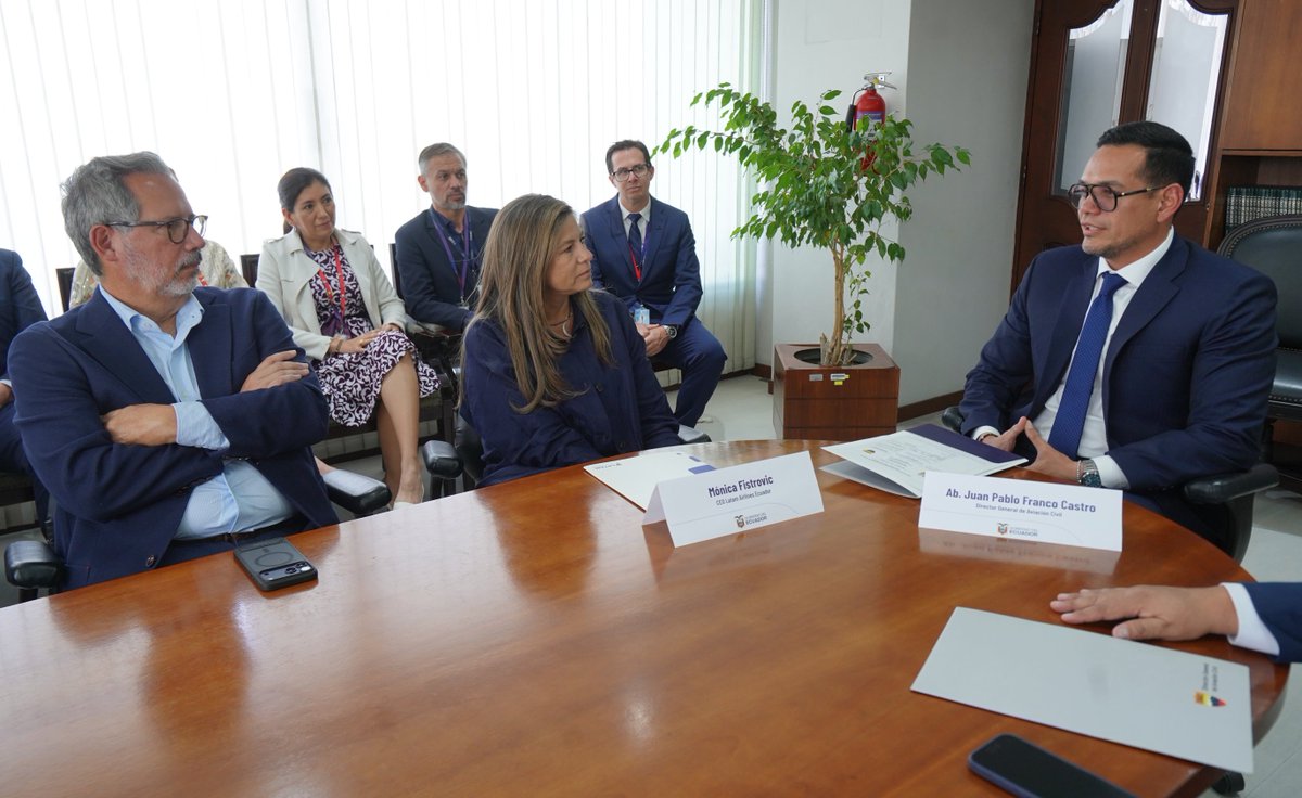 DGAC_Ecuador's tweet photo. Director General de Aviación Civil, Abg. Juan Pablo Franco, entregó el Certificado de Explotador de Servicios Aéreos (AOC) a representantes de
@LATAM_ECU. El documento autoriza las operaciones de transporte comercial de carga desde el 13 de agosto de 2026. https://t.co/6ioSmL63A5