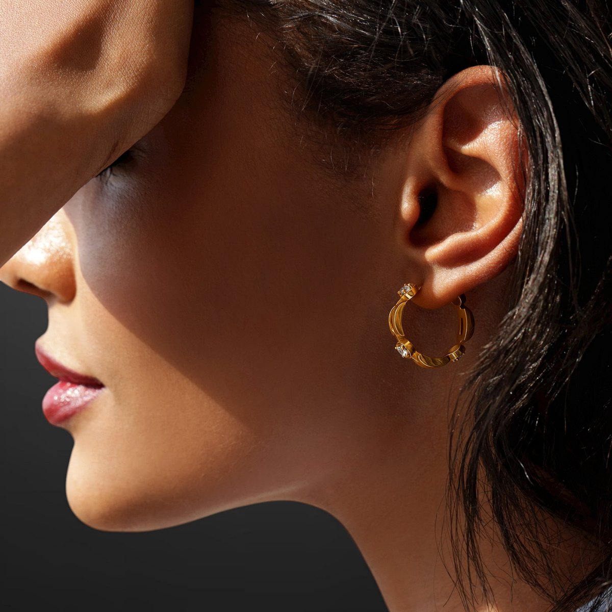 AquaeJewels's tweet photo. Bold gold hoop earrings accented with diamonds, blending contemporary style with timeless elegance. 
#AquaeJewels #FineJewelry #LuxuryJewelry #18KGold #DiamondJewelry #GoldJewelry #JewelryLover #LuxuryStyle #EverydayLuxury #TimelessJewelry https://t.co/RroEzszVco