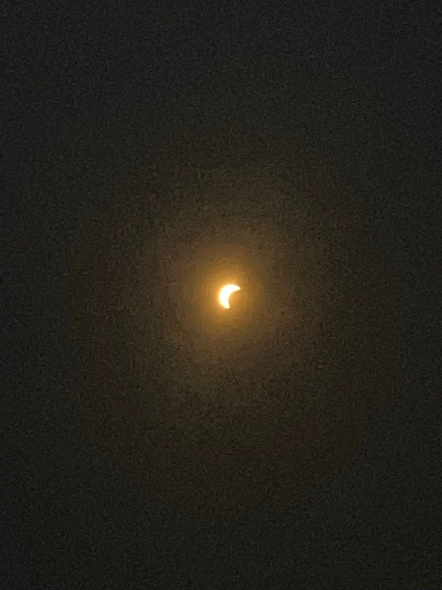 ColetteWeston's tweet photo. It’s #5pmFriday time &amp; standing on the beach for the eclipse made one thing clear, life is happening right now. Don't leave your goals on hold for a "next time" that may never come. Seize the day &amp; make memories now! 🌒 https://t.co/nza2DTzkXx