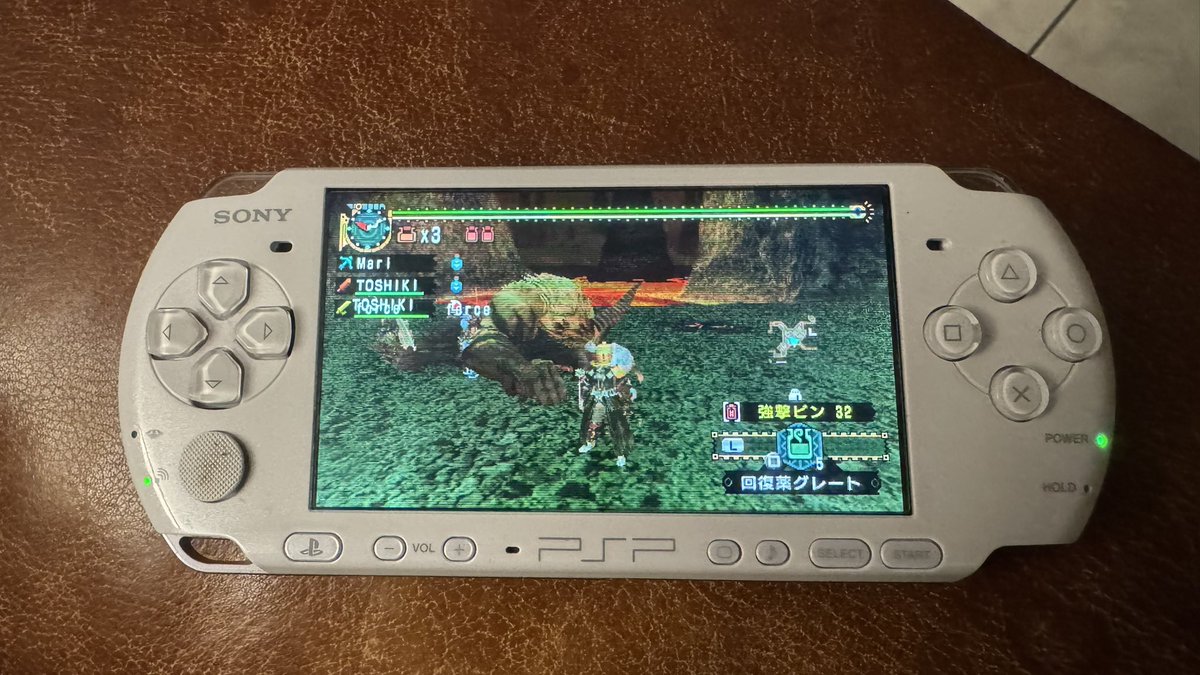 Maritaku07's tweet photo. この令和にPSP持ち寄って2Gやるの楽しすぎるだろ
あの頃のまま変わってないの最高すぎる https://t.co/HKNvdRCfHM
