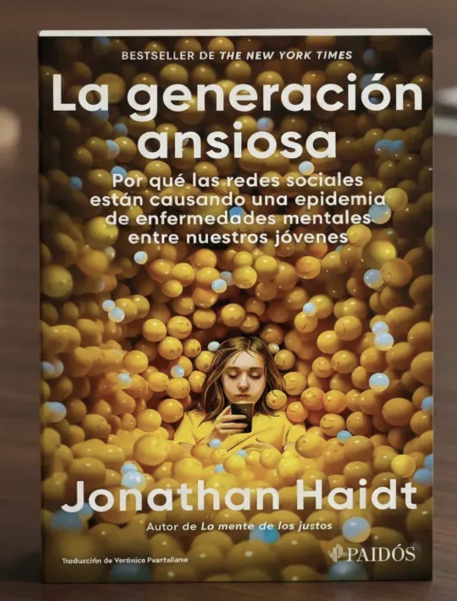 JoseMarioMX's tweet photo. Les quitamos la calle por miedo y les entregamos el teléfono por comodidad. No los dejamos ir solos a la tienda, trepar un árbol o resolver una pelea, pero sí pasar horas frente a empresas que conocen sus inseguridades y ganan dinero si no pueden apartar la mirada.

Ésa es la contradicción: sobreprotegemos sus cuerpos y dejamos indefensa su mente. La pantalla no sólo consume tiempo; desplaza sueño, juego, conversación, aburrimiento y carácter. Quien no aprende a superar riesgos pequeños llega desarmado a los golpes grandes de la vida.

No hace falta una cruzada contra la tecnología, sino recuperar la autoridad que cedimos: límites para las plataformas, teléfonos fuera del aula y del dormitorio, y libertad para volver al mundo real. Una infancia convertida en datos, ansiedad y consumo no es progreso; es abandono disfrazado de modernidad.