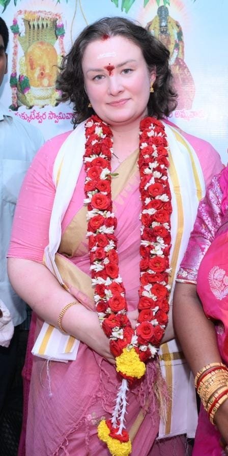 JanaSenaParty's tweet photo. పురుహూతిక అమ్మవారిని దర్శించుకున్న శ్రీమతి అన్నా కొణిదల గారు

• శక్తి పీఠంలో ప్రత్యేక పూజలు 

రాష్ట్ర ఉప ముఖ్యమంత్రివర్యులు శ్రీ @PawanKalyan గారి సతీమణి శ్రీమతి అన్నా కొణిదల గారు పిఠాపురంలోని శ్రీ పాదగయ క్షేత్రాన్ని శుక్రవారం సందర్శించారు. అష్టాదశ శక్తి పీఠాల్లో భాగమైన శ్రీ పురుహూతిక అమ్మవారిని దర్శించుకుని ప్రత్యేక పూజలు నిర్వహించారు. ఈ సందర్భంగా ఆలయ అర్చకులు, అధికారులు ఆమెకు సంప్రదాయబద్దంగా స్వాగతం పలికారు. దర్శనానంతరం వేదాశీర్వచనాలు, తీర్థ ప్రసాదాలు అందించారు.  అనంతరం శ్రీపాద శ్రీ వల్లభ స్వామి వారిని దర్శించుకుని ఆశీర్వాదాలు పొందారు.