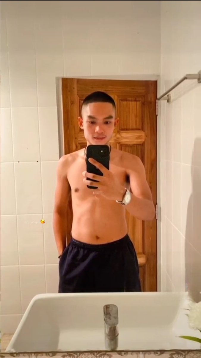 FitKubPom's tweet photo. เด็กบ้านนายโดนจับควยเล่น พอควยแข็งก็โดนอม💦 https://t.co/k8EryCgu3i