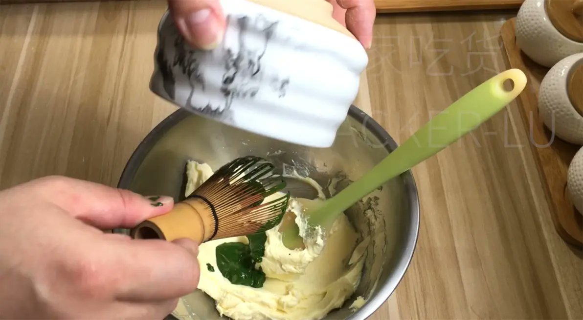jarinthip3's tweet photo. Just nailed my first homemade matcha scones—flaky, buttery, and dipped in white chocolate  Baking days hit different! https://t.co/ffELypf9NP