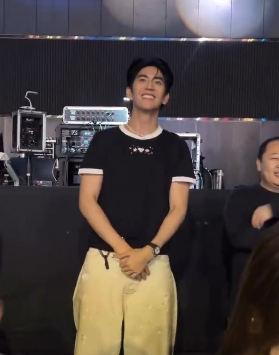 starsyjs's tweet photo. — #sea_tawinan 

the way sea never fails to show up even though he had an event 🥹 he's just so supportive 🫳🏻🩵

Weirdo101Series          WUTheSeries https://t.co/OArQQN545T