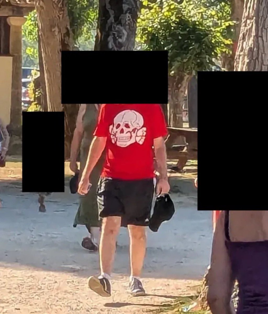 LesVraisFacts's tweet photo. 🚨☠️ Un policier en Dordogne porte un symbole nazi… et assume.

Interpellé par un passant, l’agent justifie le port d’un Totenkopf (tête de mort SS) dans l’espace public par un simple :

« C’est pas verbalisable. »
Il a tort.

Ce symbole a été celui des SS-Totenkopfverbände, les unités chargées de la surveillance des camps de concentration (Dachau, Sachsenhausen, Buchenwald…).

Il est interdit en France par l’article R645-1 du Code pénal, qui sanctionne l’exhibition d’insignes rappelant les organisations responsables de crimes contre l’humanité.

Un policier qui porte un symbole nazi en service et prétend que ce n’est pas punissable.

On est bien là.
#Police #ExtrêmeDroite #Totenkopf #Nazisme #Dordogne #LesVraisFacts