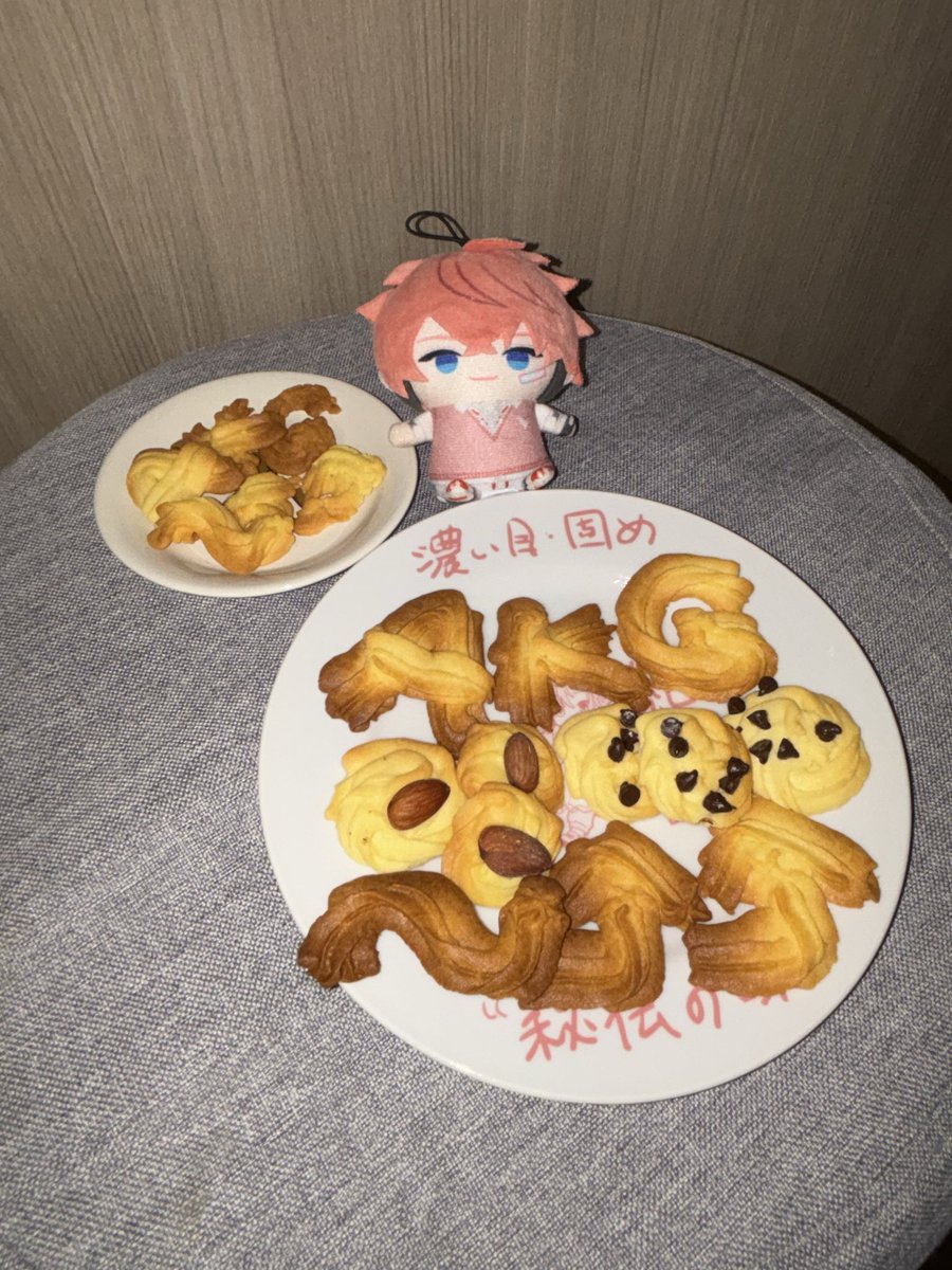 pa_mu86's tweet photo. 明日用にクッキー作ってたらオリ曲が出たので、、！
AKGに関するものだけ焼きがすごかったです🔥
〜⤴︎︎⤴︎最高！
 #ウェン巡回中 
 #KARAAGEAKG https://t.co/NZqPo18BuK