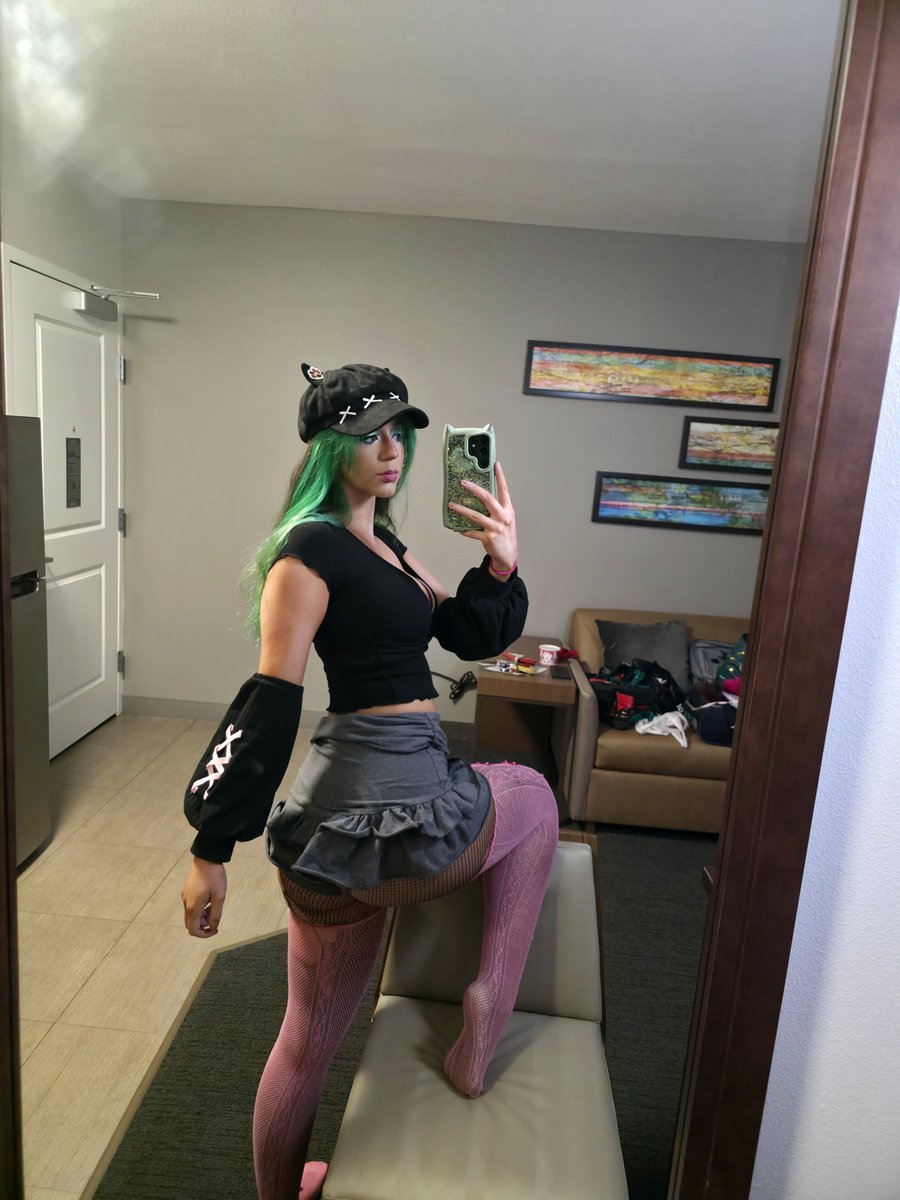 theMC_AnyaRune's tweet photo. Happy fan service Friday everyone!! What do you think of my new hat? 👀

I hope everyone has the most ✨️KAWAII✨️ weekend EVER!! 👉👈

Notice Me yet? 🤭💚 https://t.co/kD3VaJh9x5