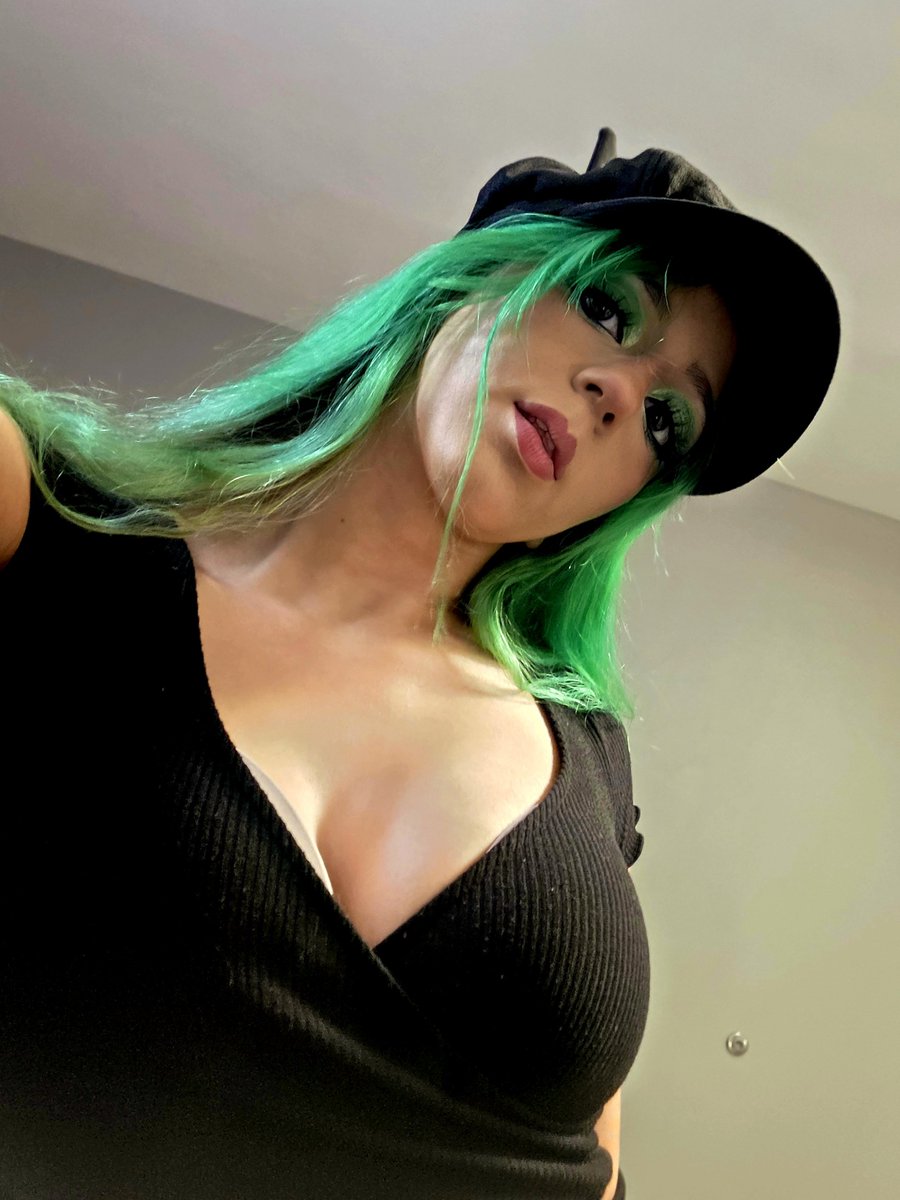 theMC_AnyaRune's tweet photo. Happy fan service Friday everyone!! What do you think of my new hat? 👀

I hope everyone has the most ✨️KAWAII✨️ weekend EVER!! 👉👈

Notice Me yet? 🤭💚 https://t.co/kD3VaJh9x5