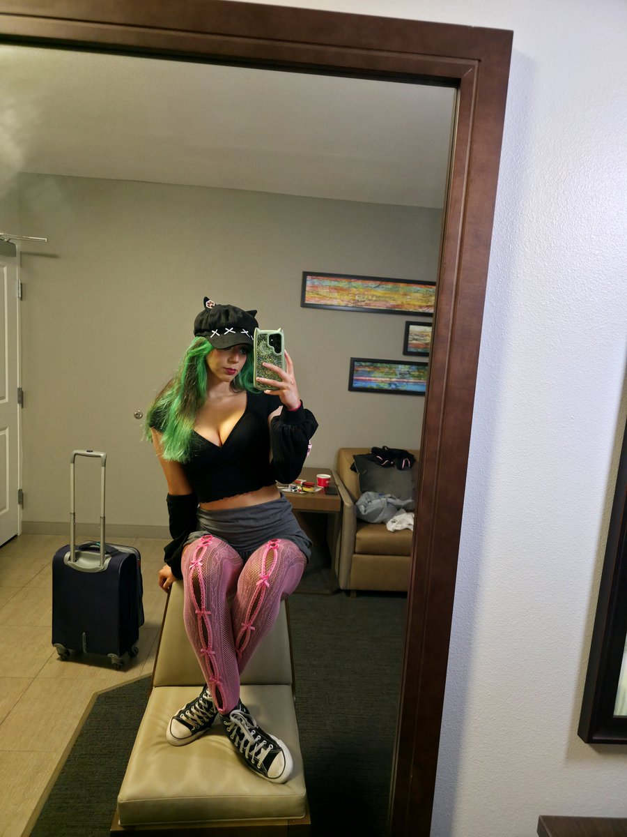theMC_AnyaRune's tweet photo. Happy fan service Friday everyone!! What do you think of my new hat? 👀

I hope everyone has the most ✨️KAWAII✨️ weekend EVER!! 👉👈

Notice Me yet? 🤭💚 https://t.co/kD3VaJh9x5