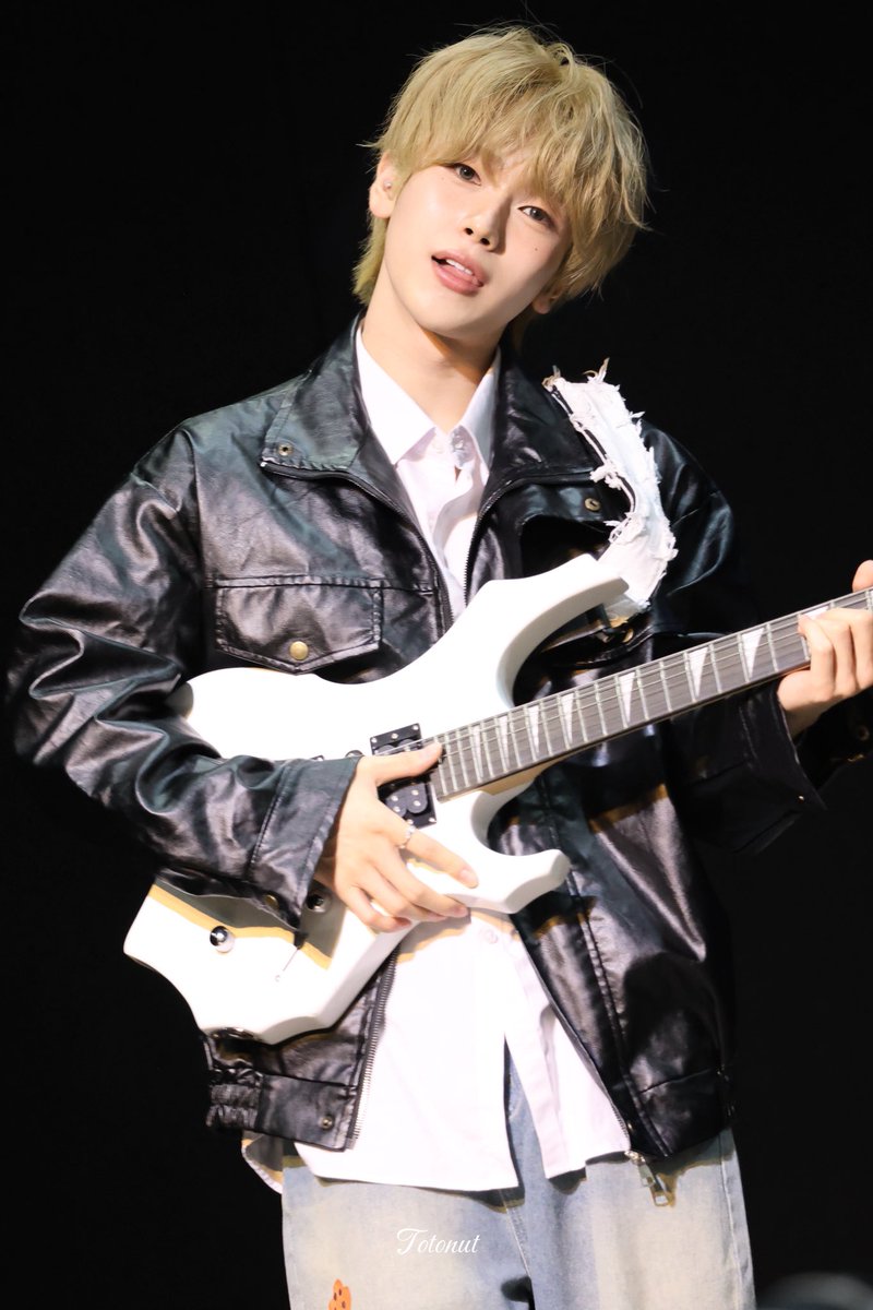 Totonut_qdr's tweet photo. 260814

🎸

#센 #SEN #涩谷仙 https://t.co/HUQHRg4gUr