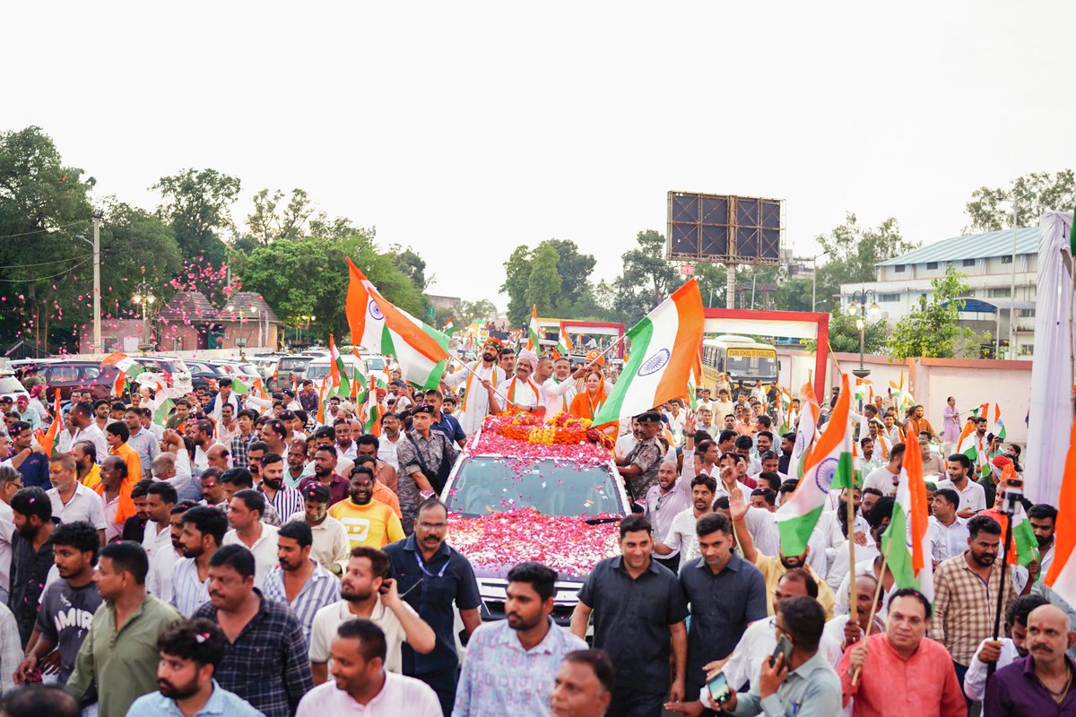 ombirlakota's tweet photo. स्वतंत्रता दिवस की पूर्व संध्या पर संसदीय क्षेत्र कोटा में निकली तिरंगा यात्रा में शहरवासियों के साथ शामिल होने का गौरव प्राप्त हुआ। यह तिरंगा हमारे लिए केवल राष्ट्र का प्रतीक नहीं, बल्कि उन अनगिनत स्वतंत्रता सेनानियों के त्याग और बलिदान की पहचान है, जिन्होंने देश की आजादी के लिए अपना सर्वस्व न्योछावर कर दिया। विभाजन की पीड़ा और उस दौर की त्रासदी को हम कभी नहीं भूल सकते। तिरंगा यात्रा हमें उन बलिदानों को याद करने और भारत को सशक्त, आत्मनिर्भर एवं विकसित बनाने का संकल्प लेने की प्रेरणा देती है।

आइए, तिरंगे को सदैव ऊंचा रखने और देश की एकता-अखंडता के लिए पूरी निष्ठा से कार्य करने का संकल्प लें। देश की प्रगति में योगदान देना आज हमारी सबसे बड़ी जिम्मेदारी है। अपने शहर और गांवों को स्वच्छ एवं हराभरा रखना भी इसी जिम्मेदारी का हिस्सा है, ताकि आने वाली पीढ़ियों को सुरक्षित और बेहतर भविष्य दे सकें। भारत माता की जय और वंदे मातरम् के साथ राष्ट्रसेवा का संकल्प लें।

#TirangaYatra
#Kota