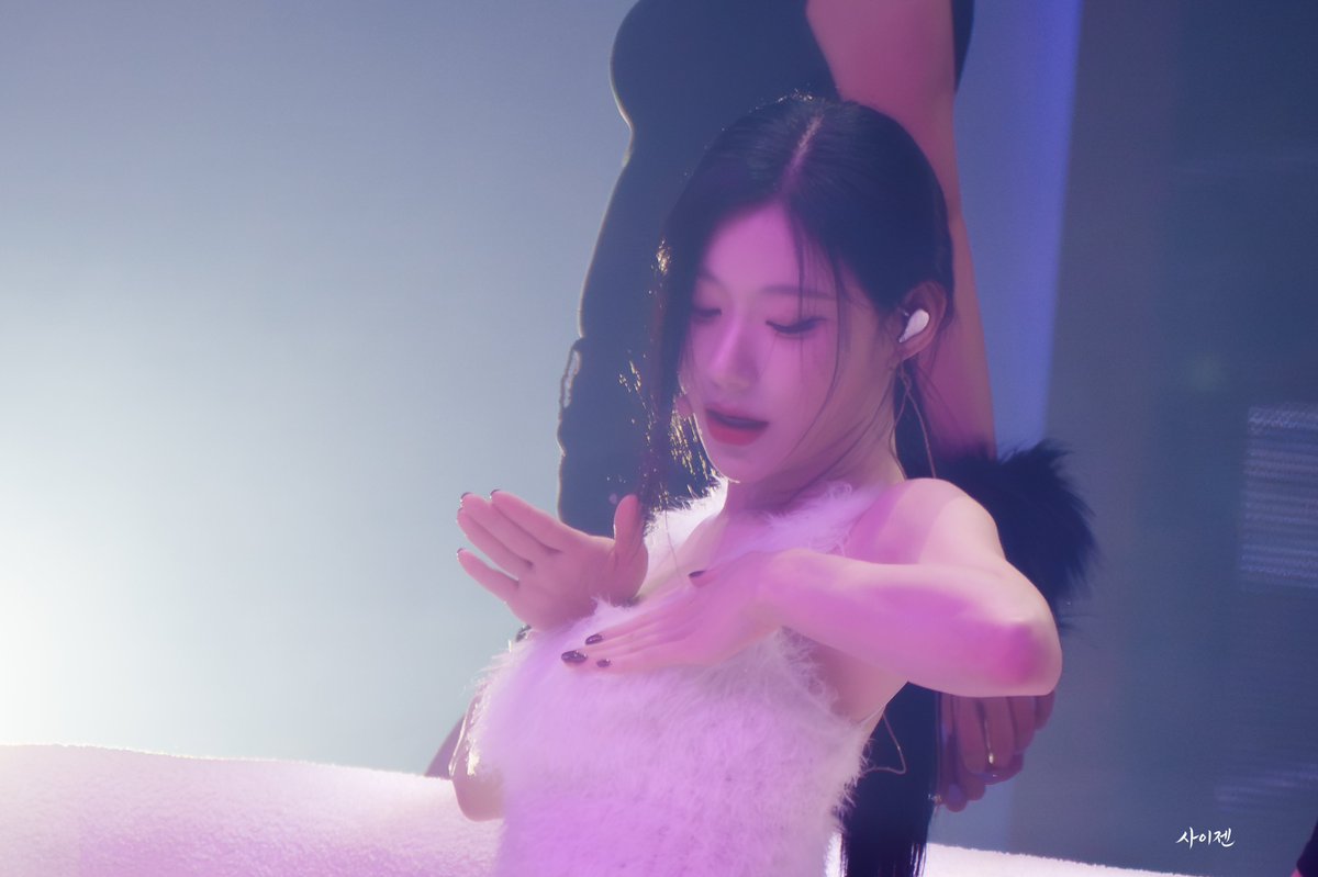 scigesn_'s tweet photo. 260809 5th FM

령름달

#있지 #채령
#ITZY #CHAERYEONG https://t.co/PCquQUZElq