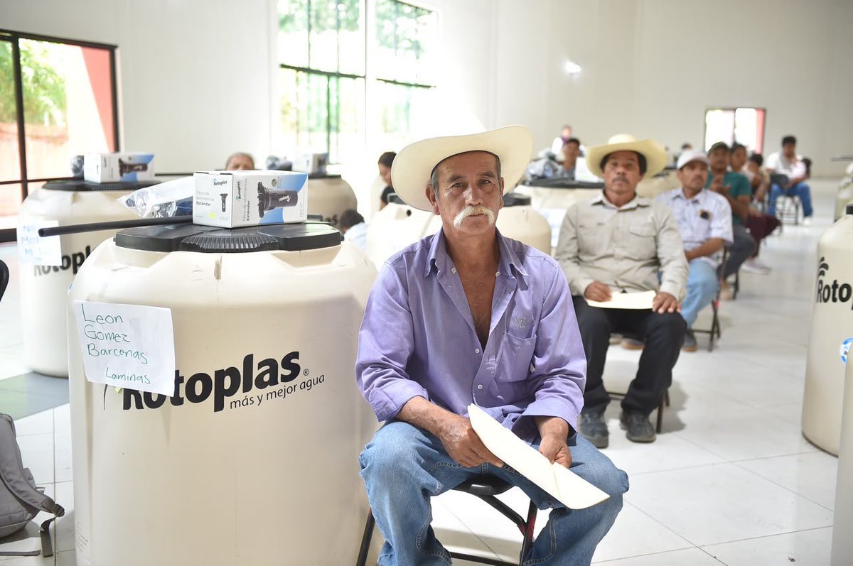 DIFEM_'s tweet photo. Llegamos con #ElPoderDeServir a las familias de #IxtapanDelOro, para hacerles entrega de apoyos de asistencia social, buscando acompañarlas y contribuir a mejorar su día a día. Porque servir también significa estar cerca, escuchar y tender la mano cuando más se necesita. ��🏼 https://t.co/0wCzepeFsy