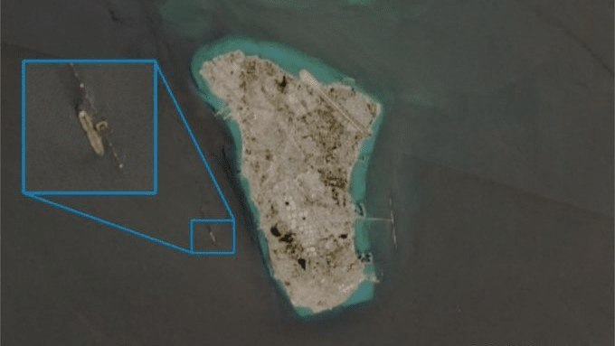 Conflict_Radar's tweet photo. NOW: Satellite data shows that a giant oil tanker of the National Iranian Tanker Company is loading 2 million barrels of oil at Azarpad pier on Khark Island today. https://t.co/gF89j9gHWT