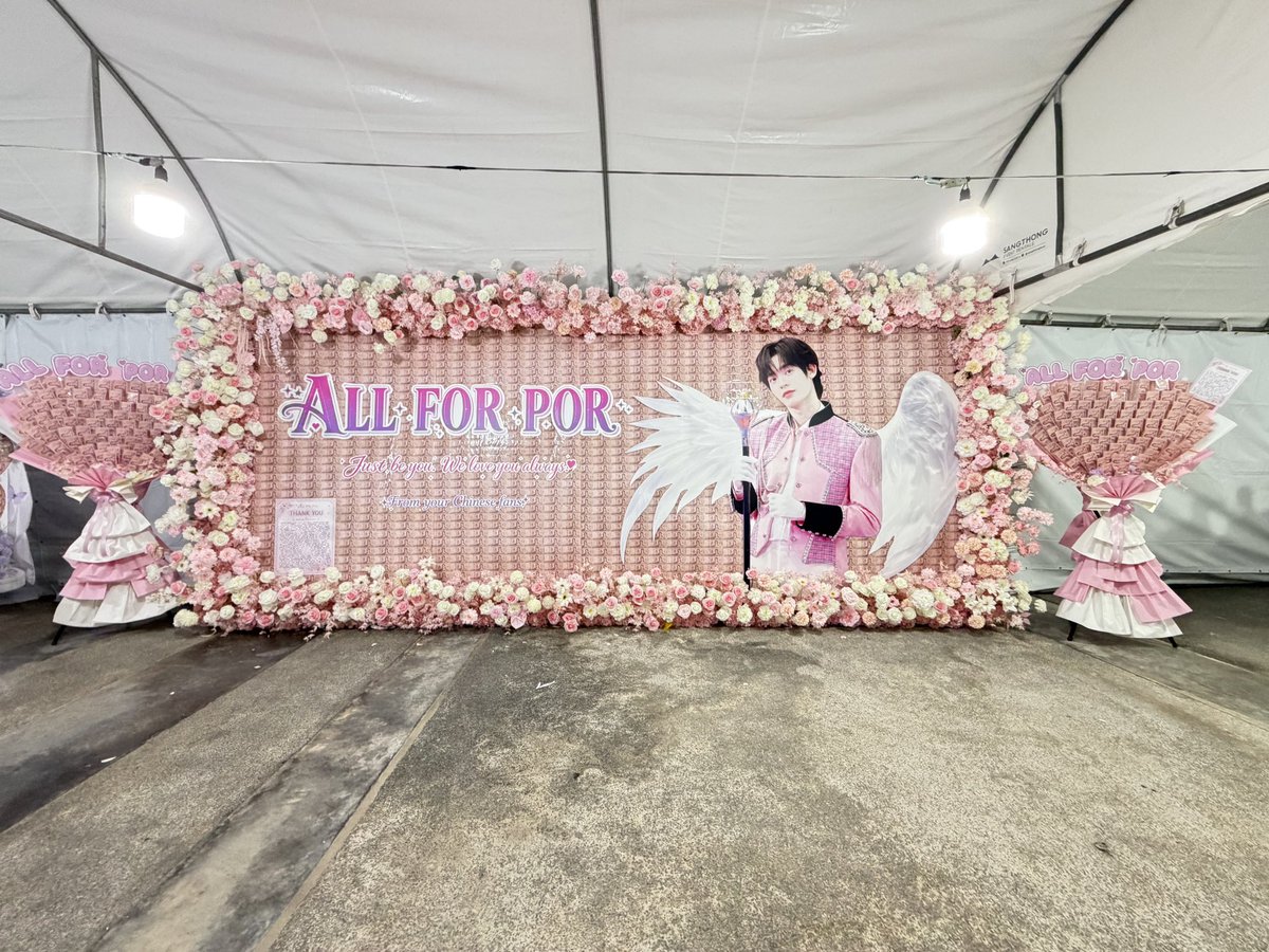 mimihuimeigui's tweet photo. #Porsuppakarn
#ด้วงจะโกราวน์แล้วนะเธอ
#DuangGoRoundConcert

❄️ Por China Fancon Support Project ❄️

1️⃣ Money Flower Wall ×1 (Size: 6m × 2.5m)
2️⃣ Standing Flower Arrangements ×2

Total: ฿222,861

This support project was added at the last minute on August 9 and was fully designed and sent into production on August 10.

In less than 24 hours, this project came together through the love and support of Por’s fans across China. Every contribution carries our sincere encouragement and heartfelt wishes for him.

We wish Por a successful Fancon performance and hope he shines brightly on stage.

No matter what lies ahead, we will always be by your side.

Photo credit thanks
 @marliipor