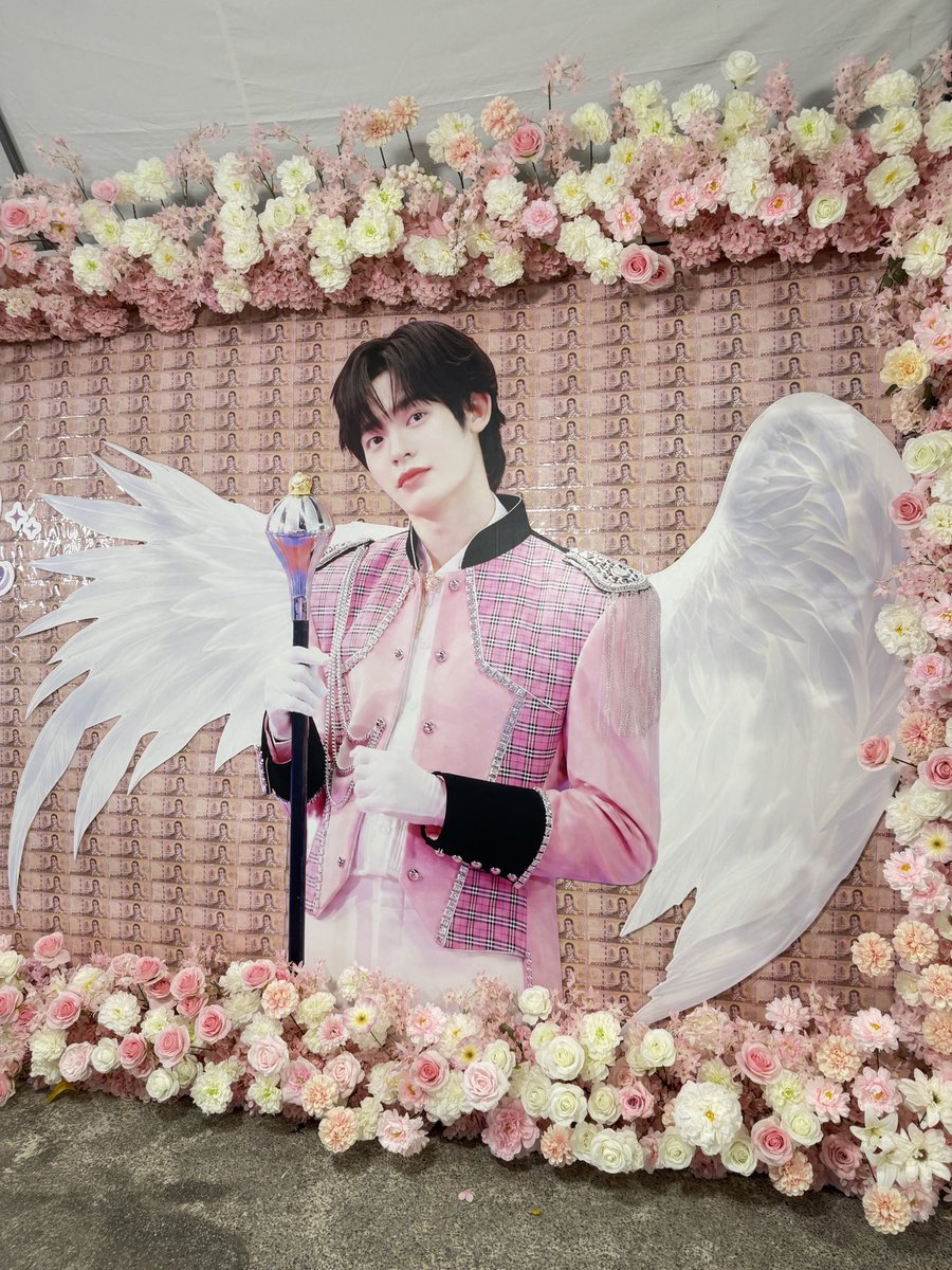 mimihuimeigui's tweet photo. #Porsuppakarn
#ด้วงจะโกราวน์แล้วนะเธอ
#DuangGoRoundConcert

❄️ Por China Fancon Support Project ❄️

1️⃣ Money Flower Wall ×1 (Size: 6m × 2.5m)
2️⃣ Standing Flower Arrangements ×2

Total: ฿222,861

This support project was added at the last minute on August 9 and was fully designed and sent into production on August 10.

In less than 24 hours, this project came together through the love and support of Por’s fans across China. Every contribution carries our sincere encouragement and heartfelt wishes for him.

We wish Por a successful Fancon performance and hope he shines brightly on stage.

No matter what lies ahead, we will always be by your side.

Photo credit thanks
 @marliipor