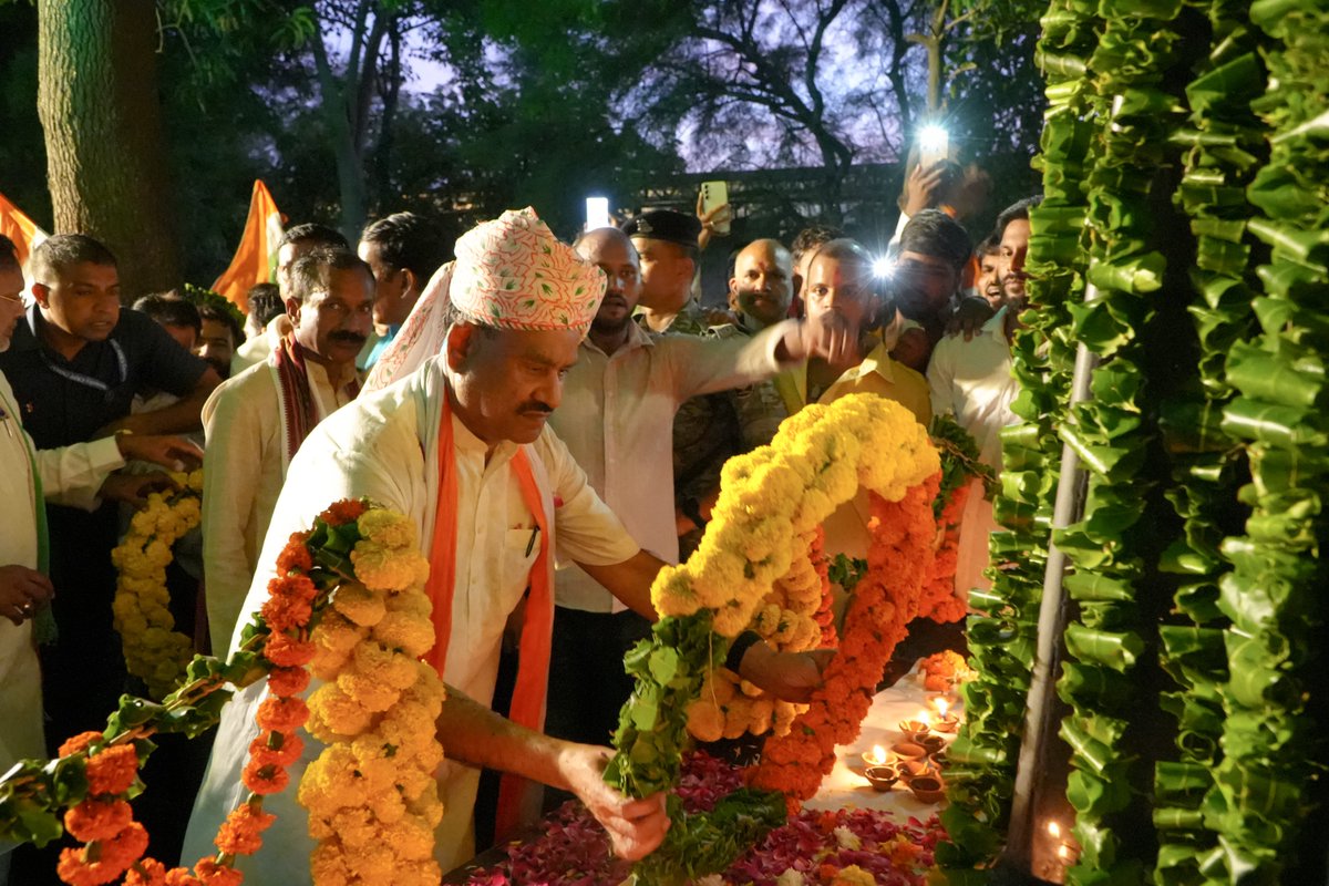 ombirlakota's tweet photo. स्वतंत्रता दिवस की पूर्व संध्या पर संसदीय क्षेत्र कोटा में निकली तिरंगा यात्रा में शहरवासियों के साथ शामिल होने का गौरव प्राप्त हुआ। यह तिरंगा हमारे लिए केवल राष्ट्र का प्रतीक नहीं, बल्कि उन अनगिनत स्वतंत्रता सेनानियों के त्याग और बलिदान की पहचान है, जिन्होंने देश की आजादी के लिए अपना सर्वस्व न्योछावर कर दिया। विभाजन की पीड़ा और उस दौर की त्रासदी को हम कभी नहीं भूल सकते। तिरंगा यात्रा हमें उन बलिदानों को याद करने और भारत को सशक्त, आत्मनिर्भर एवं विकसित बनाने का संकल्प लेने की प्रेरणा देती है।

आइए, तिरंगे को सदैव ऊंचा रखने और देश की एकता-अखंडता के लिए पूरी निष्ठा से कार्य करने का संकल्प लें। देश की प्रगति में योगदान देना आज हमारी सबसे बड़ी जिम्मेदारी है। अपने शहर और गांवों को स्वच्छ एवं हराभरा रखना भी इसी जिम्मेदारी का हिस्सा है, ताकि आने वाली पीढ़ियों को सुरक्षित और बेहतर भविष्य दे सकें। भारत माता की जय और वंदे मातरम् के साथ राष्ट्रसेवा का संकल्प लें।

#TirangaYatra
#Kota