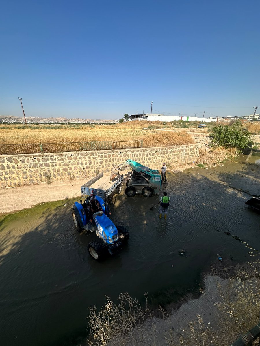 SBBBCEVREKORUMA's tweet photo. Ş.B.B. Çevre Koruma ve Kontrol Daire Başkanlığı olarak ekiplerimizce merkez derelerimizde ve  gübre atıklarından oluşan olumsuzluklar ve görüntü kirliliğini önlemek amacıyla temizlik çalışmalarımız devam ediyor. @sanliurfabld 
@MithatCanKutluc @halilaldeniz_ @aytekin_ey41318 https://t.co/KdzTMOxlpM