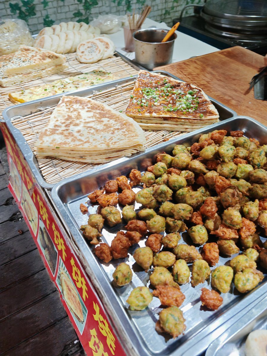 dekt56's tweet photo. Craving a quick bite This crispy fried skewered veggie and meat on the street hits different—hot, savory, perfect for a casual snack break! ， https://t.co/iVlUoYtelT