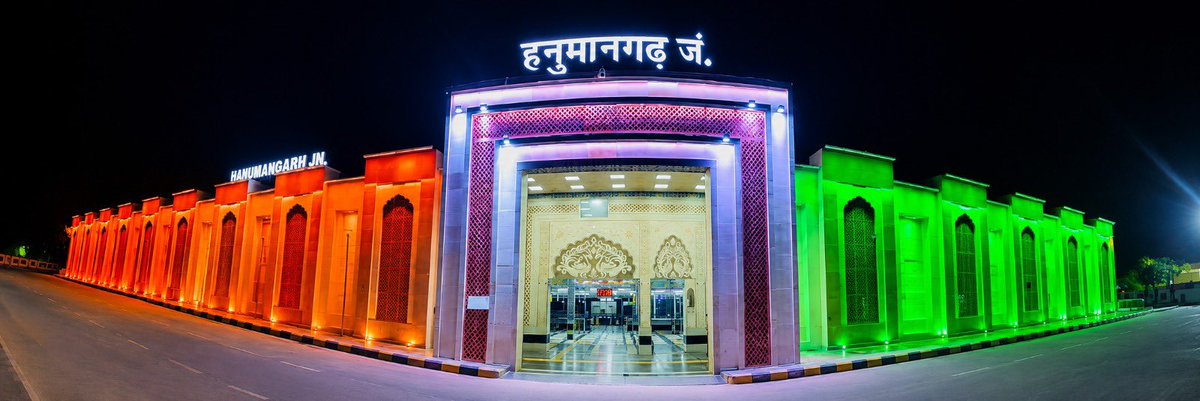 RailMinIndia's tweet photo. स्वतंत्रता दिवस के गौरवपूर्ण पर्व की पूर्व संध्या पर देशभक्ति के रंगों से जगमगाता राजस्थान का हनुमानगढ़ जं रेलवे स्टेशन ।

#IndependenceDay #HarGharTiranga https://t.co/toAEba7Ne0