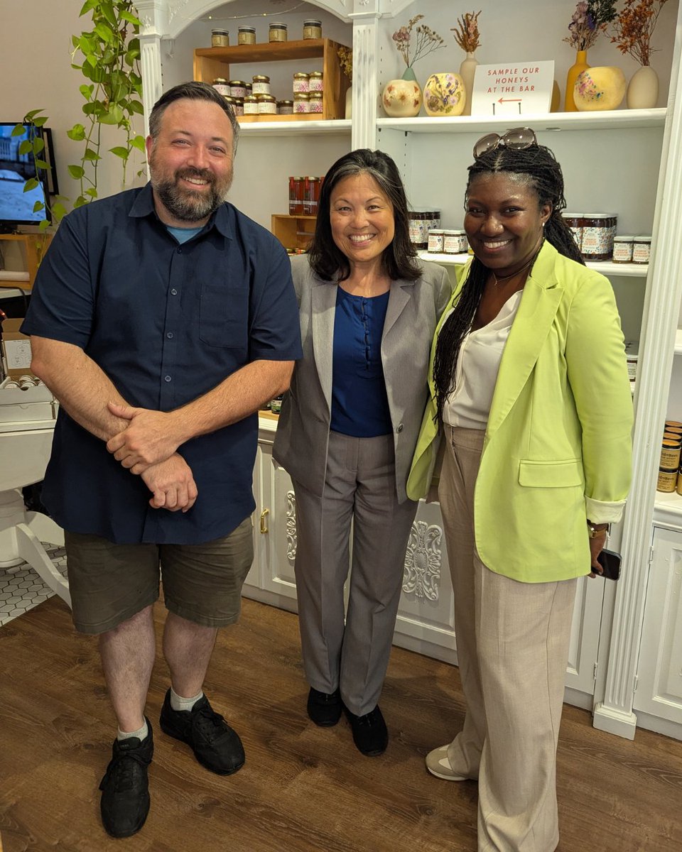 QueensChamber's tweet photo. We welcomed NYC Deputy Mayor @JulieSuLabor and Mom and Pop Czar Delia Awusi to Astoria as we walked around Ditmars Boulevard and the surrounding area to speak to business owners and listen to their thoughts and concerns, including Destination Ditmars President and @BierandCheese owner Rick White! 🙌

Thank you to the team from Council Member @CabanD22's office for joining us!

We also stopped by and connected with some of the wonderful local businesses that make our community special: Flaming Grill NYC, Alba's Pizza, Ayy Chihuahua and @honeyhousenyc. Thanks for welcoming us and for continuing to make Astoria such a vibrant place to live, work, and visit!