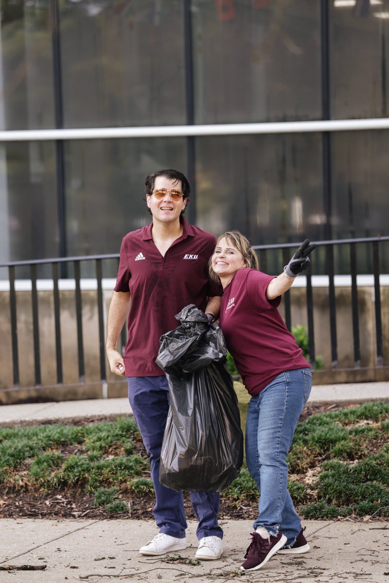 eku's tweet photo. Our amazing staff and faculty was all over the #CampusBeautiful today, preparing  for the Colonels’ return during #EKU's Day of Service. From laying mulch to planting to painting rails, we can’t thank everyone enough for volunteering! Next up: #BigEWelcome! 🎉👏 https://t.co/u8Usnr6tsr
