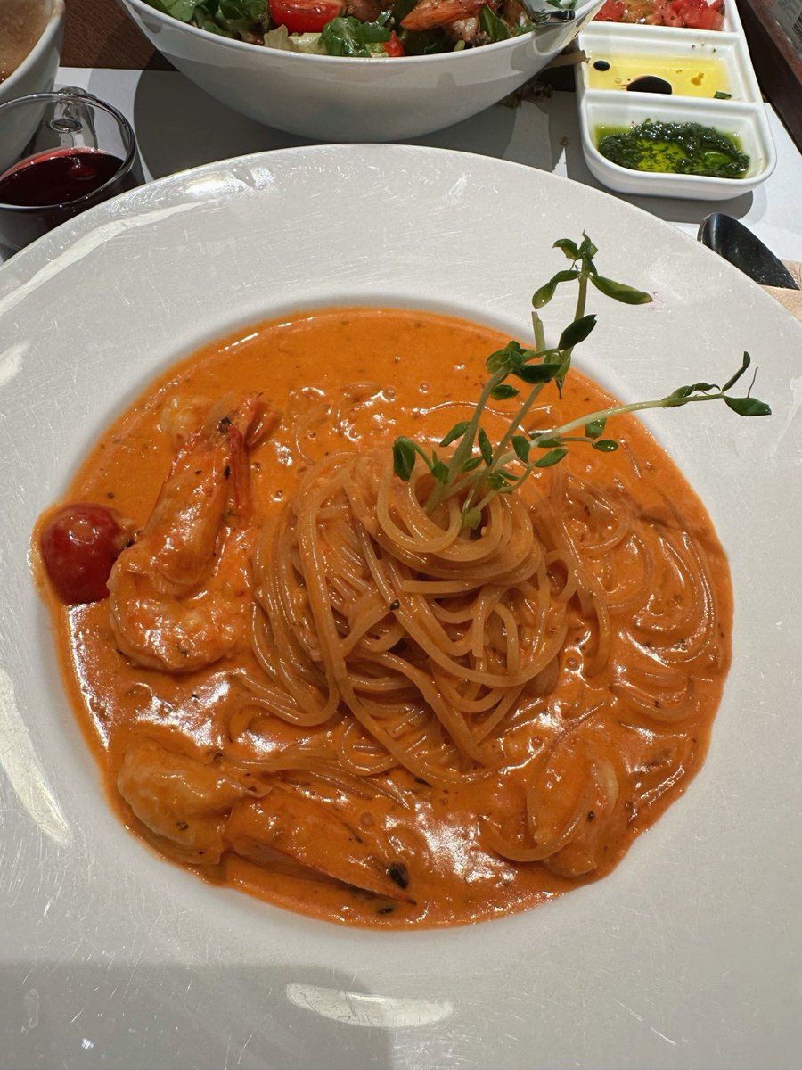 613_352's tweet photo. [Cozy weekday dinner fix: creamy tomato pasta with fresh basil u0026 a side of garlic bread  Nothing beats simple, warm comfort!] https://t.co/b7NssadaXj