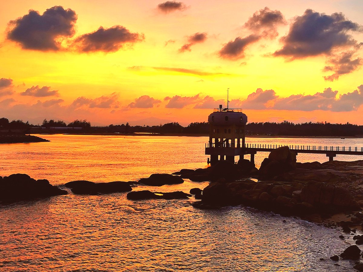 Chanda16801941's tweet photo. Just stumbled on a hidden coastal cove at sunrise—waves glowed pink, seagulls sang, and I had the whole spot to myself. This is why I travel slow and let the road surprise you. https://t.co/HcuoCTntOx