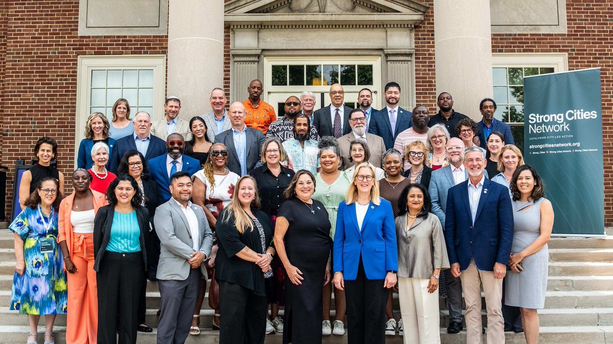 Strong_Cities's tweet photo. .@Strong_Cities North America Regional Hub in partnership with the @pghseminary, convened mayors, city officials &amp; stakeholders for its second #US mayoral retreat to exchange city-led innovations for maintaining connected &amp; cohesive cities.

Explore the key findings ⤵️ https://t.co/r4WXXKFz1J
