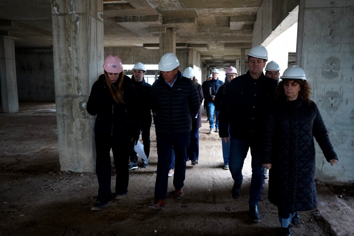 Rolo_Figueroa's tweet photo. EL NORPATAGÓNICO ESTÁ NUEVAMENTE EN MARCHA 

Retomamos una obra que había sido abandonada por falta de financiamiento nacional y de la anterior gestión provincial. 

Hoy tenemos la posibilidad de culminar por etapas este hospital que todos los neuquinos proyectamos como una obra fundamental. La primera contempla 20.000 metros cuadrados con quirófanos, laboratorios y áreas de atención de alta complejidad, para ampliar la capacidad del sistema público de salud

Esto nos permite demostrar, con hechos, que la salud, la educación, la seguridad y la infraestructura son las prioridades de nuestro gobierno.