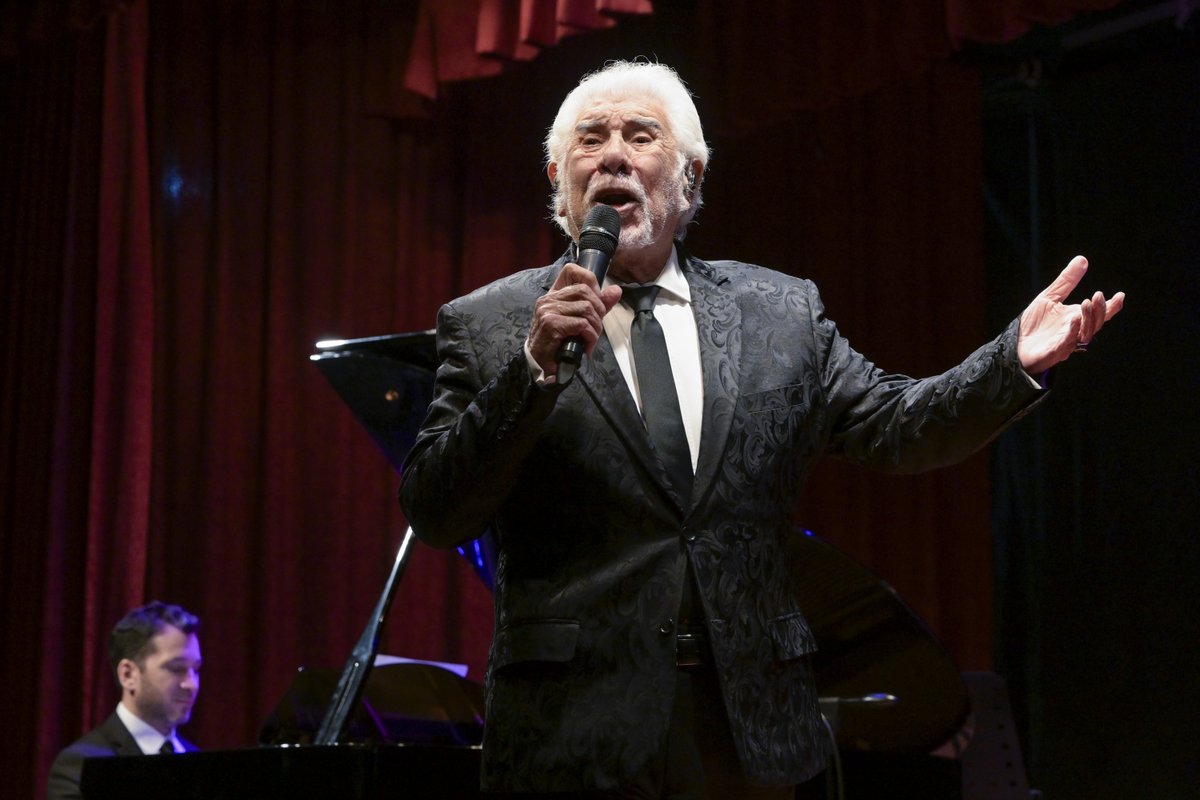 InfoAMIA's tweet photo. 🎤Una noche inolvidable en AMIA junto a Raúl Lavié

Nuestro auditorio fue escenario de una noche especial junto a una de las voces más emblemáticas de la música argentina, quien ofreció ayer un espectáculo de gran nivel artístico, que fue ovacionado por el público que colmó la sala.

Con su inconfundible interpretación, Lavié recorrió un repertorio dedicado a las inolvidables obras de Astor Piazzolla y compartió algunos de los temas más destacados de su extensa trayectoria.