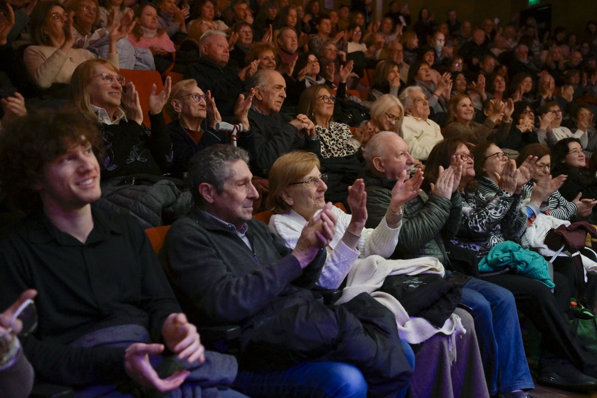 InfoAMIA's tweet photo. 🎤Una noche inolvidable en AMIA junto a Raúl Lavié

Nuestro auditorio fue escenario de una noche especial junto a una de las voces más emblemáticas de la música argentina, quien ofreció ayer un espectáculo de gran nivel artístico, que fue ovacionado por el público que colmó la sala.

Con su inconfundible interpretación, Lavié recorrió un repertorio dedicado a las inolvidables obras de Astor Piazzolla y compartió algunos de los temas más destacados de su extensa trayectoria.