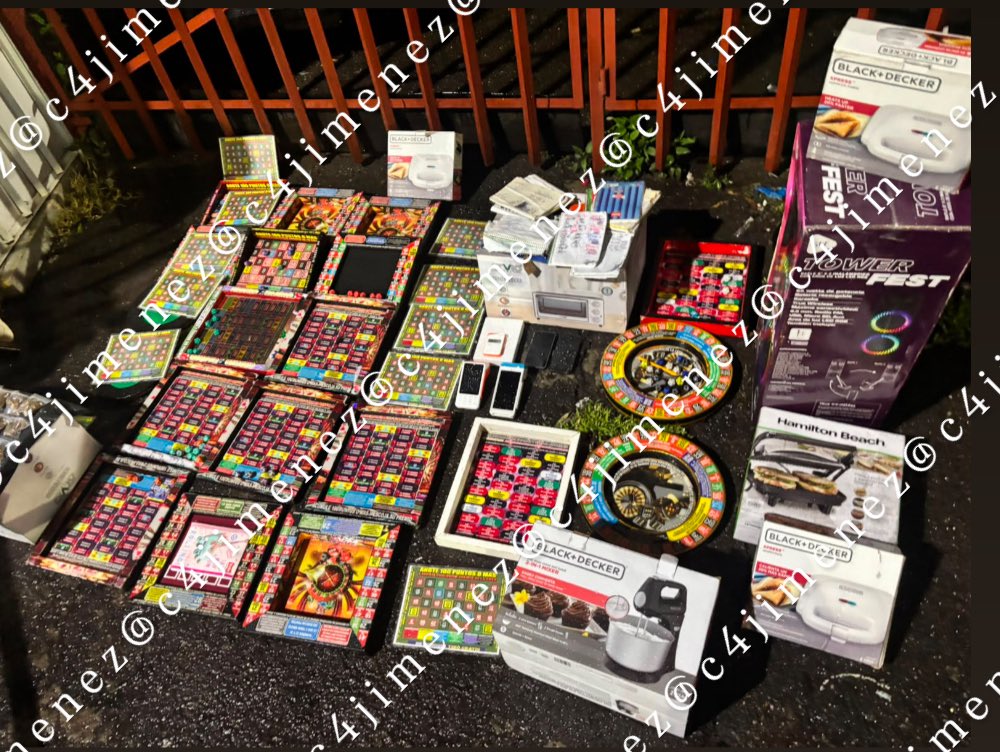 c4jimenez's tweet photo. ARMABAN JUEGOS y SORTEOS… PARA ATRACAR
Sebastián de Paul Moctezuma 
Jonathan Pérez
Luis Velázquez
Ponían estas ruletas y juegos de azar, y prometían premios como teléfonos, electrónicos, electrodomésticos…
Era un engaño para atracar a los incautos.
Agentes de @SSC_CDMX los detuvieron con todo esto en la peligrosa @Alc_Iztapalapa