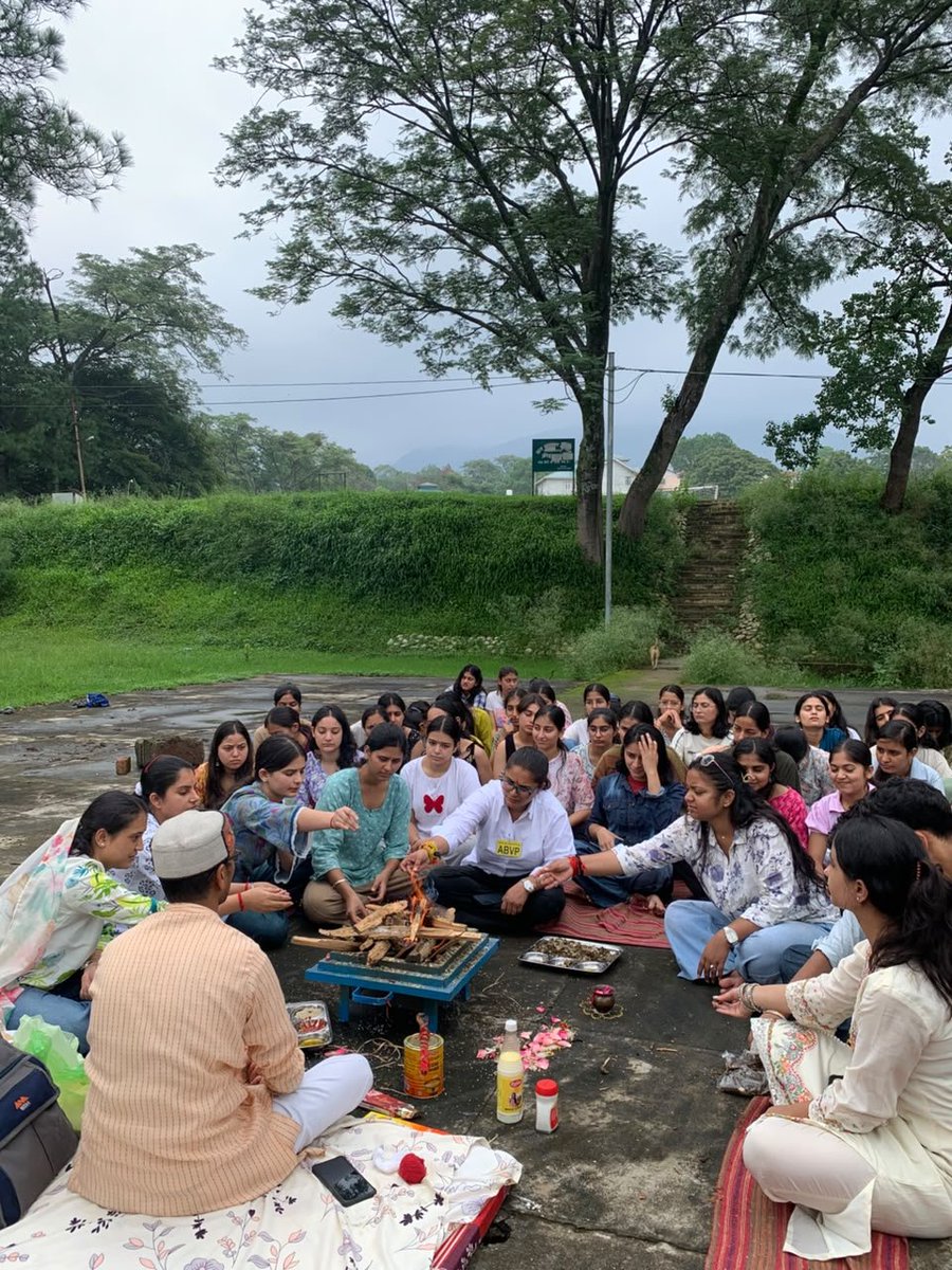 abvphp's tweet photo. विद्यार्थियों पर थोपी गई भारी फीस वृद्धि के विरोध में चौधरी सरवन कुमार हिमाचल प्रदेश कृषि विश्वविद्यालय, पालमपुर में प्रदेश सरकार को छात्र हितों में सद्बुद्धि प्रदान करने की कामना के साथ सद्बुद्धि हवन किया गया।
#RollBackFeeHike #AbvpHp #Abvp https://t.co/ZcixQS2wS8